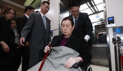 In this file photo taken on March 20, 2017, Shin Kyuk-ho, founder of South Korea's fifth-largest business group Lotte, arrives at court in a wheelchair for questioning in Seoul over his family's corporate crime allegations. (Yonhap)