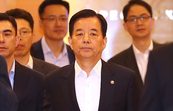 South Korean Defense Minister Han Min-koo (center) leaves Incheon International Airport for Singapore on June 2, 2017, to attend the Asia Security Summit. (Yonhap)