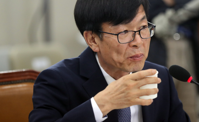 김상조 공정거래위원장 후보자가 2일 국회 정무위원회에서 열린 인사청문회에서 물을 마시고 있다.[사진=연합뉴스]
김상조 공정거래위원장 후보자가 2일 국회 정무위원회에서 열린 인사청문회에서 물을 마시고 있다.[사진=연합뉴스]