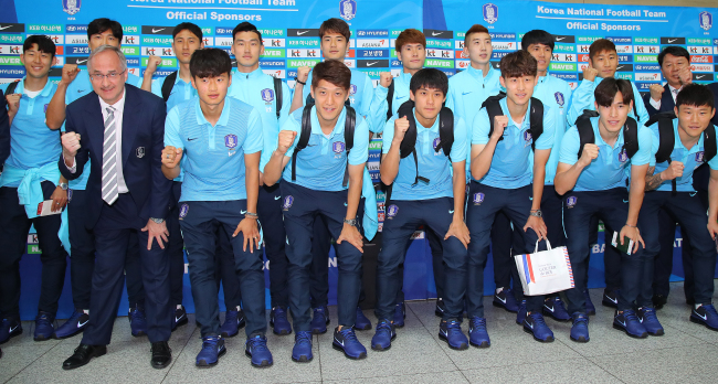 2018 러시아 월드컵 최종예선 카타르전을 앞둔 축구국가대표팀의 울리 슈틸리케 감독과 선수들이 3일 오후 아랍에미리트로 출국하기위해 인천공항에 모였다. [사진=연합뉴스]