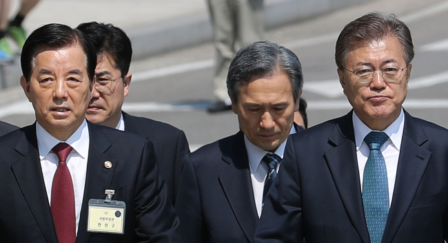 Defense Minister Han Min-koo (left) and Kim Kwang-jin (second from right), former President Park Geun-hye’s chief security adviser, is seen with President Moon Jae-in (right). Yonhap