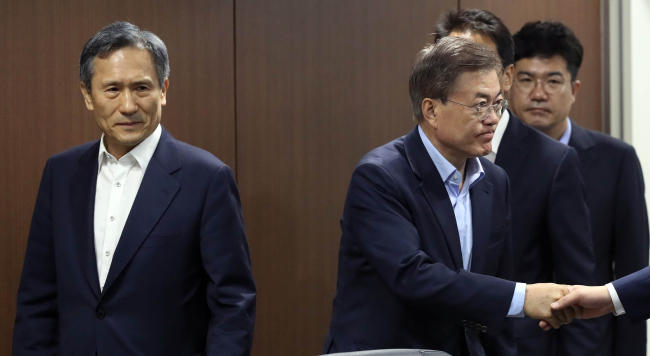 Former security chief Kim Kwan-jin(left) and President Moon Jae-in. Yonhap