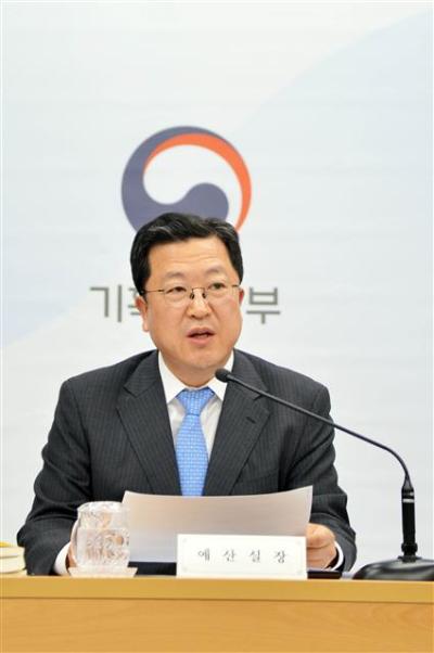 박춘섭 기획재정부 예산실장이 지난 2일 정부세종청사 기재부 공용브리핑룸에서 일자리 창출을 위한 11조2000원 규모의 추가경정예산 편성안을 설명하고 있다.
[사진제공=기획재정부]