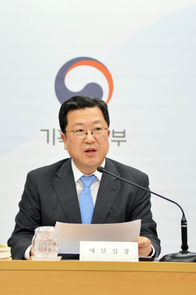 박춘섭 기획재정부 예산실장이 지난 2일 정부세종청사 기재부 공용브리핑룸에서 일자리 창출을 위한 11조2000원 규모의 추가경정예산 편성안을 설명하고 있다. ［사진제공=기획재정부］