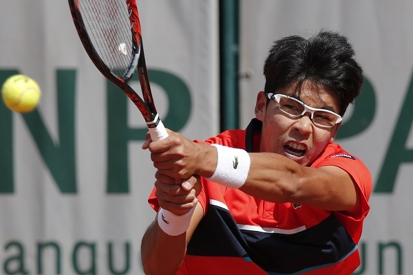 Chung Hyeon of South Korea hits a shot against Kei Nishikori of Japan during their third round match at the French Open at Roland Garros, Paris, on June 4, 2017. (AP-Yonhap)