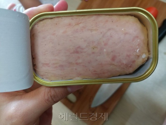 캔햄 제품에 함유돼 있는 나트륨과 포화지방이 매우 높은 것으로 나타났다. 심지어 제품의 절반만 먹어도 일일 기준치의 절반 가까이 섭취하게 되는 것으도 드러났다(사진은 기사 내용과 관련 없음). [헤럴드경제DB]