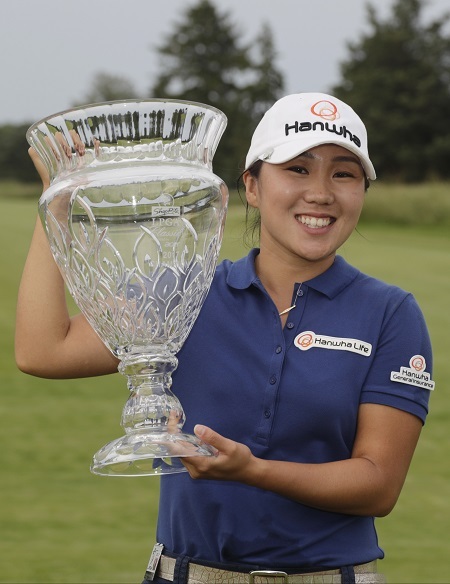 Kim In-kyung of South Korea poses with the champion's trophy after winning the ShopRite LPGA Classic at Stockton Seaview Hotel and Golf Club's Bay Course in Galloway, New Jersey, on June 4, 2017. (AP-Yonhap)