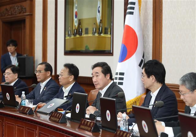 <YONHAP PHOTO-1475> 발언하는 이낙연 총리 (서울=연합뉴스) 이상학 기자 = 이낙연 국무총리(오른쪽 세번째)가 5일 오전 서울 세종로 정부서울청사에서 열린 서울-세종 청사간 영상 국무회의에서 발언을 하고 있다. 2017.6.5 leesh@yna.co.kr/2017-06-05 09:30:19/ <저작권자 ⓒ 1980-2017 ㈜연합뉴스. 무단 전재 재배포 금지.>