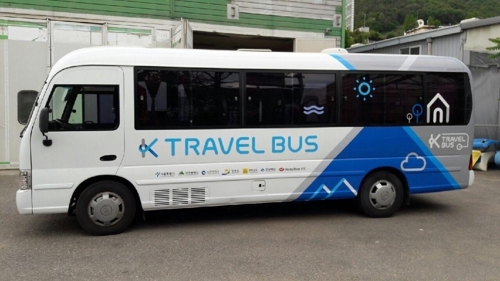 This photo, released by the Seoul metropolitan government on June 4, 2017, shows an inter-city bus being used for tour packages exclusively for foreign travelers. (Yonhap)