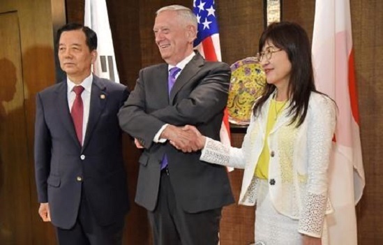 South Korean Defense Minister Han Min-koo (left) poses for a photo with his US and Japanese counterparts -- Jim Mattis and Tomomi Inada -- before talks in Singapore on June 3, 2017. (Yonhap)