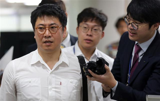 국정농단 내부 고발자 가운데 한 사람인 전 K스포츠재단 부장 노승일(41) 씨가 법정에서 박근혜 전 대통령과 최순실(61) 씨 관계에 대해 증언한다. 이날 최 씨가 건강상의 이유를 들어 법정에 불출석하면서 노 씨와의 법정 공방은 이뤄지지 않게 됐다.
서울중앙지법 형사합의22부(부장 김세윤)는 5일 오전 10시부터 노 씨를 박 전 대통령과 최 씨의 뇌물수수 혐의 13회 공판에 증인으로 불러 신문하고 있다.
이날 최 씨는 “어지럼증으로 방에서 넘어져 온몸에 타박상을 입고 통증이 심하다”는 내용의 사유서를 내고 재판에 출석하지 않았다. 최 씨 측 이경재 변호사는 법정에서 “몸이 되게 안좋다는 이야기만 했지 건강상태에 관해 특별히 전달받지 못했다”고 말했다. 이 변호사는 “연일 재판이 강행군되는 만큼 편의를 위해 최 씨를 남부구치소에서 서울구치소로 이감해달라”고도 요청했다. 박 전 대통령은 유영하ㆍ이상철ㆍ채명성 변호사 등 6인의 변호인을 대동한 채 피고인석에 앉아 증인신문 과정을 지켜봤다.
이날 재판이 시작된 지 40여 분 동안 절차와 관련한 논의가 이어졌다.
박 전 대통령 측 유영하 변호사는 “매주 4회 재판을 진행해야 한다면 6월까지는 ‘삼성 뇌물’ 혐의만 집중해 심리해달라”고 재판부에 요청했다. 유 변호사는 “현재 ‘SKㆍ롯데 뇌물’ 사건 관련한 검찰 수사기록을 보고 있다”며 “6월까지 삼성 사건 심리에 집중해주시면 남는 시간 SK와 롯데 관련 사건 기록을 파악해서 7월 중에 심리할 수 있도록 하겠다”고 했다. 재판부는 “지난 공판에서 변호인이 기록을 파악한 정도를 보면 충분히 준비 가능한 것으로 보인다”면서 재판 진행 절차를 검토해보겠다고 밝혔다.
이어 노 씨에 대한 증인신문이 시작됐다. 노 씨는 지난 2015년부터 K스포츠재단에서 일하며 최 씨를 곁에서 보좌한 인물이다.
그는 앞서 국회 청문회와 최 씨의 직권남용 혐의 형사 재판, 박 전 대통령의 탄핵 심판 사건에도 증인으로 출석해 최씨와 박 전 대통령의 관계를 털어놓은 바 있다.그는 지난 1월 최 씨의 형사 재판에서 “최 씨가 지난 2015년 9월쯤 독일 하이델베르크에서 저녁 식사를 하고 프랑크푸르트로 돌아가는 뒷자리에서 ‘대통령과 아주 오래된 친한 언니 동생이다’라고 말했다”고 했다.
노 씨는 삼성그룹이 최 씨의 독일법인 코어스포츠에 213억 원을 특혜 지원하거나 지원키로 약속한 경위도 상세하게 알고 있는 인물로 꼽힌다. 검찰은 최 씨와 박 전 대통령이 어떤 관계였는지, 재단 모금이나 삼성의 특혜지원 관련해 서로 의견을 나눴는지 여부를 노 씨에게 집중 추궁할 방침이다.
고도예 기자/yeah@heraldcorp.com