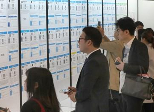 People seek employment at a job fair in April. (Yonhap)