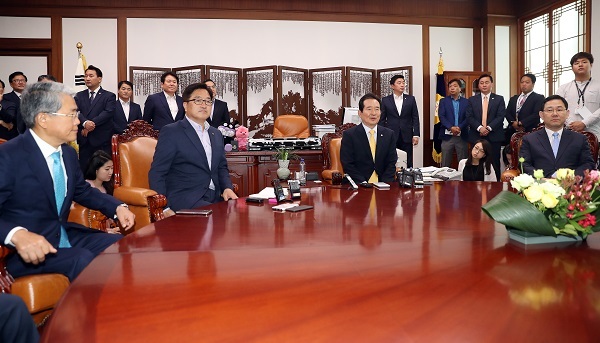 Political leaders, including National Assembly Speaker Chung Sye-kyun (2nd from R), gather for a meeting at Chung's office in the National Assembly in Seoul on June 5, 2017. (Yonhap)
