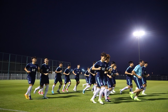 South Korea's national football team players train at a football field in Ras Al Khaimah, the United Arab Emirates, on June 4, 2017. (Yonhap)