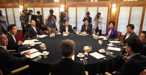 Top officials from the ruling Democratic Party, government and presidential office Cheong Wa Dae hold a meeting on a government restructuring plan and extra budget proposal at the prime minister's official residence in Seoul on June 5, 2017. (Yonhap)