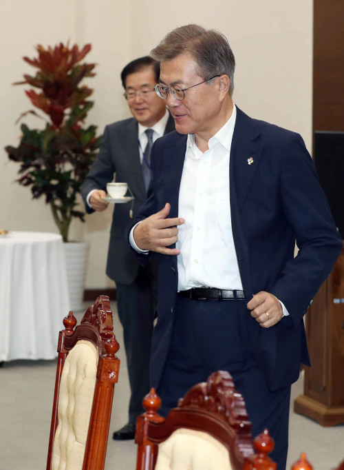 문재인 대통령은 5일 청와대 수석보좌관회의에서 사드 발사대 4기 추가 반입 보고 누락이 위승호 국방부 국방정책실장 지시에 따른 것으로 확인됐다는 보고를 받고 후속 조치를 지시했다. [사진제공=청와대]