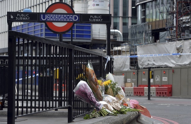 Flowers are placed to pay respect to the victims of Saturday's terror attack at the north entrance of London Bridge underground Station in London, Britain on June 4, 2017. (Xinhua-Yonhap)