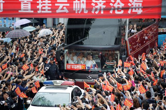<YONHAP PHOTO-4598> Parents and relatives see students off as they leave Maotanchang Middle School for Luan city to attend the upcoming annual national college entrance exam, or ?gaokao", in Maotanchang town of Luan, Anhui province, China June 5, 2017. REUTERS/Jason Lee SEARCH "GAOKAO" FOR THIS STORY. SEARCH "WIDER IMAGE" FOR ALL STORIES./2017-06-06 20:02:43/ <저작권자 ⓒ 1980-2017 ㈜연합뉴스. 무단 전재 재배포 금지.>