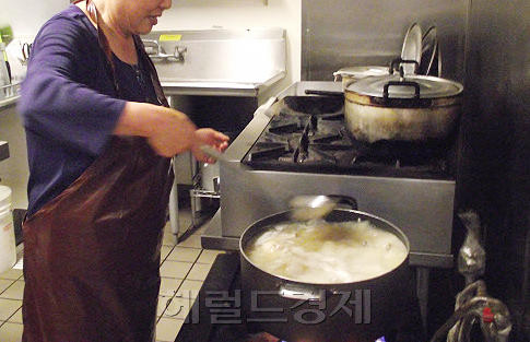 AI가 재확산 조짐을 보이며 초복을 앞둔 삼계탕집들이 힘들어 하고 있다. 물가 상승과 소비 불안심리가 겹치면서 외식업계는 된서리를 맞고 있다. 사진은 삼계탕집 이미지.  [헤럴드경제DB]