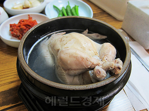 AI가 재확산 조짐을 보이며 초복을 앞둔 삼계탕집들이 힘들어 하고 있다. 물가 상승과 소비 불안심리가 겹치면서 외식업계는 된서리를 맞고 있다. 사진은 삼계탕집 이미지.  [헤럴드경제DB]