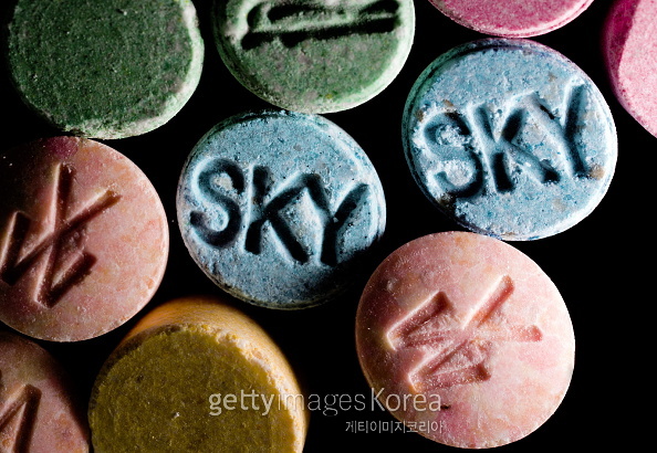 최근 LSD나 엑스터시 등 값싼 파티마약을 딥웹 등에서 구해 국제우편 등으로 밀수하는 경우가 많아졌다. 상대적으로 저렴한 파티마약은 결국 상급 마약으로 가는 지름길이다. 알약이나 캡슐 형태로 제조되는 엑스터시 [사진=게티이미지]