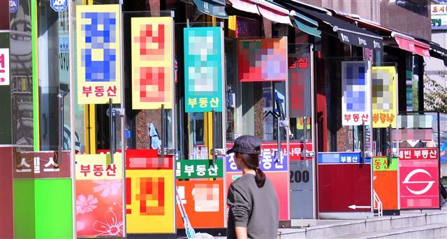 부동산 시장의 과열로 인한 규제책이 임박한 가운데 그 강도가 주목된다. 업계는 LTVㆍDTI 강화와 투기과열지구 등을 조심스럽게 예상하고 있다. 다만 가수요 차단보다 실수요자의 피해가 우려돼 속도조절과 지역별 맞춤정책이 절실하다는 지적이 잇따른다.  [헤럴드경제DB]