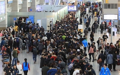 This file photo taken on Jan. 27, 2017, shows the departure lounge of Incheon International Airport, west of Seoul, packed with tourists on the Lunar New Year's holiday. (Yonhap)
