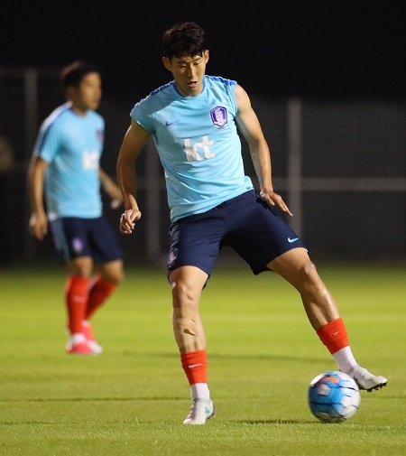 South Korea's men's national football team players train at a football field near the Emirates Stadium in Ras Al Khaimah, the United Arab Emirates, on June, 5, 2017. (Yonhap)