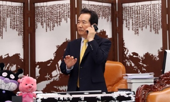 South Korea's National Assembly Speaker Chung Sye-kyun makes a phone call at his office in Seoul on June 5, 2017. (Yonhap)