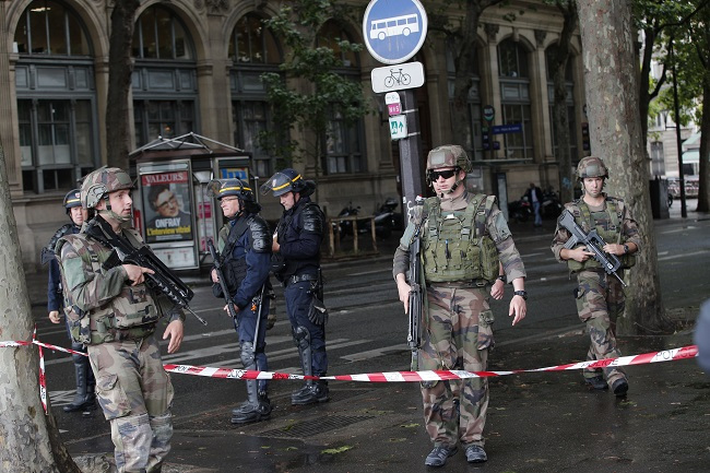 Police officers and soldiers seal off the access to Notre Dame cathedral after a man attacked officers with a hammer while patrolling the esplanade in front of the famous landmark, in Paris, France, Tuesday, June 6, 2017. (AP-Yonhap)