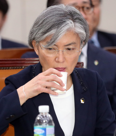 강경화 외교부 장관 후보자가 7일 국회 외교통일위원회 인사청문회에서 물을 마시고 있다. [사진제공=연합뉴스]