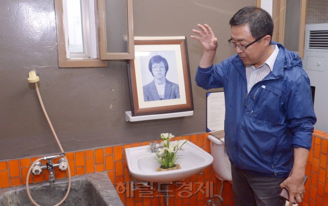 생떼같던 동생 박종철이 무자비한 공권력의 손에 숨을 거둔 남영동 대공분실 509호. 지금은 경찰청 인권센터로 바뀌었다. 현장에 들어설 때마다 가슴이 미어진다. 지금은 (사)민주열사박종철기념사업회 이사를 맡고 있는 친형 박종부씨가 현장을 둘러보며 30년 전의 고통스러웠던 순간에 대해 입을 열었다. [사진=정희조 기자/checho@heraldcorp.com]
