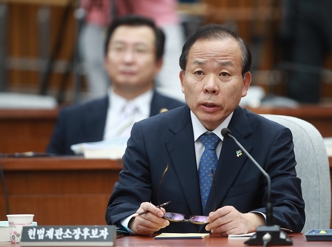 Constitutional Court Chief nominee Kim Yi-su speaks during a parliamentary confirmation hearing at the National Assembly on June 7, 2017. (Yonhap)
