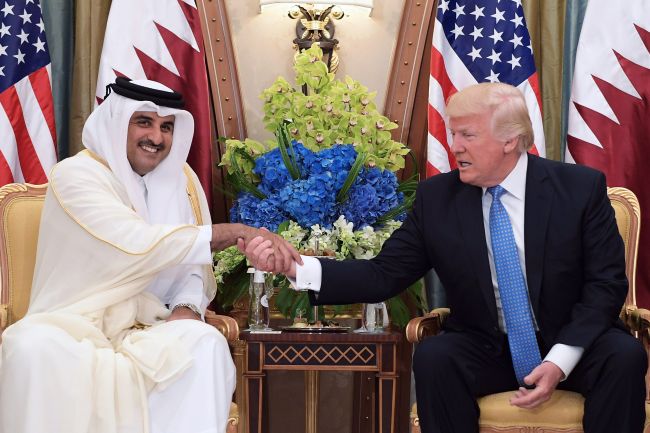 US President Donald Trump (right) shakes hands with Qatar‘s Emir Sheikh Tamim Bin Hamad al-Thani, during a bilateral meeting in Riyadh, Saudi Arabia, May 21.   AFP-Yonhap