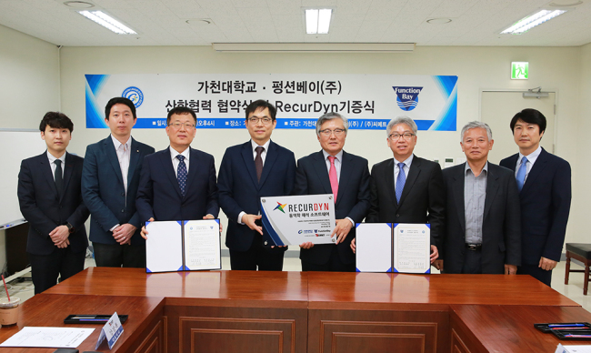 가천대와 펑션베이가 산학협력 협약식을 맺고 기념촬영을 하고 있다. (사진 가운데 왼쪽 펑션베이 장경천 대표, 사진 가운데 오른쪽 김충식 가천대 대외부총장)
가천대와 펑션베이가 산학협력 협약식을 맺고 기념촬영을 하고 있다. (사진 가운데 왼쪽 펑션베이 장경천 대표, 사진 가운데 오른쪽 김충식 가천대 대외부총장)
