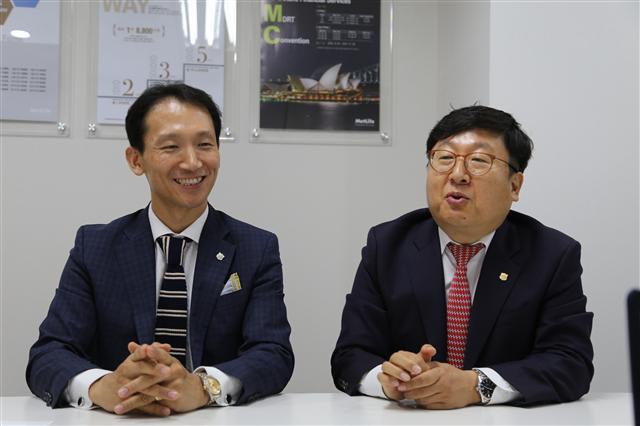 메트라이프 금융서비스의 강신헌(왼쪽)ㆍ원승현 멘토 설계사가 MDRT 멘토링 프로그램을 소개하고 있다.