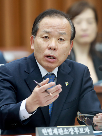<YONHAP PHOTO-2877> 입장 밝히는 김이수 후보자 (서울=연합뉴스) 홍해인 기자 = 김이수 헌법재판소장 후보자가 7일 오후 국회에서 열린 인사청문회에서 질의에 답하고 있다. 2017.6.7 hihong@yna.co.kr/2017-06-07 15:49:10/ <저작권자 ⓒ 1980-2017 ㈜연합뉴스. 무단 전재 재배포 금지.>
<YONHAP PHOTO-2877> 입장 밝히는 김이수 후보자 (서울=연합뉴스) 홍해인 기자 = 김이수 헌법재판소장 후보자가 7일 오후 국회에서 열린 인사청문회에서 질의에 답하고 있다. 2017.6.7 hihong@yna.co.kr/2017-06-07 15:49:10/ <저작권자 ⓒ 1980-2017 ㈜연합뉴스. 무단 전재 재배포 금지.>