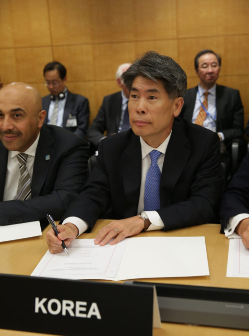 윤종원 주OECD 대사가 7일 오후(현지시간) 프랑스 파리의 경제협력개발기구(OECD) 본부에서 다국적 기업의 역외탈세를 차단하기 위한 ‘BEPS 방지 다자협약’에 서명하고 있다. [사진제공=연합뉴스]
