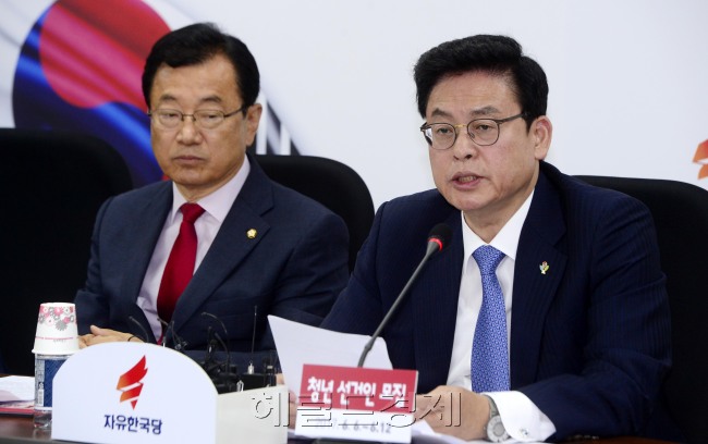 정우택 자유한국당 대표 권한대행 겸 원내대표가 8일 오전 서울 여의도 국회에서 열린 원내대책회의에서 모두발언을 하고 있다. [사진=박해묵 기자/mook@heralcorp.com]