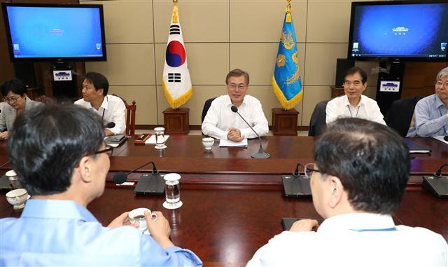 문재인 대통령(가운데)이 8일 오전 청와대 여민1관에서 열린 수석보좌관회의를 주재하고 있다. [연합뉴스]