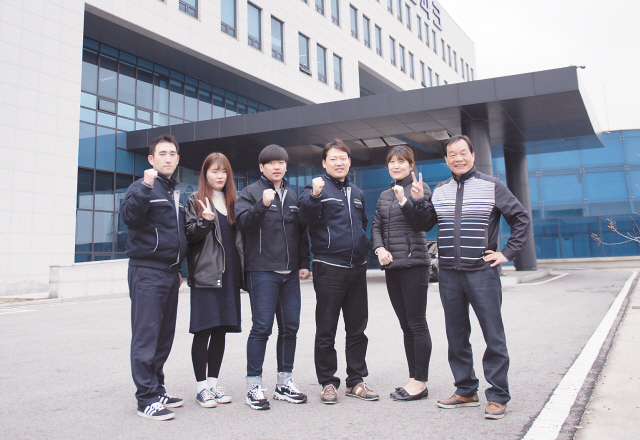 포천생활가구협동조합 정일문대표(좌측에서 네번째)는 앞으로 브랜드화를 더욱 체계적으로 운영키 위해 노력 중이다. 소비자에게는 편리하고 튼튼한 가구를 제공하고 발 빠른 움직임으로 트렌드에 맞게 조립형가구 디자인을 추진해 더욱 발전된 조합으로 이끌어 갈 계획이다.