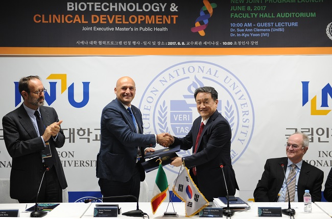 University of Siena President Francesco Frati (second from left) and Incheon National University President Cho Dong-sung shake hands after the signing of a memorandum of understanding to launch a joint executive master’s in public health in Incheon. (Photo credit: INU)