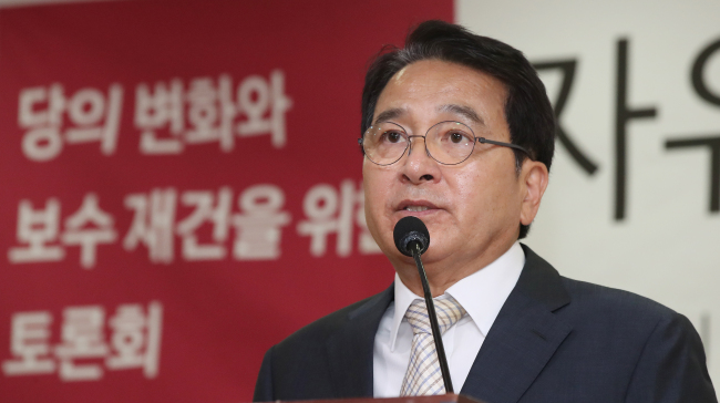 8일 오후 서울 여의도 국회 의원회관에서 열린 자유한국당 혁신에서 길을 찾다 토론회에서 심재철 의원이 발언하고 있다.[사진=연합뉴스]
8일 오후 서울 여의도 국회 의원회관에서 열린 자유한국당 혁신에서 길을 찾다 토론회에서 심재철 의원이 발언하고 있다.[사진=연합뉴스]