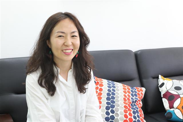 성윤진 큐레이터는 대중들에게 예술적인 즐거움을 선사하고 상업적인 요소까지 이어지도록 기획하는 아트마케팅을 고민한다.