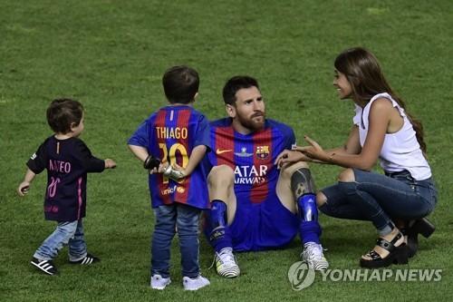 세계적인 축구스타 리오넬 메시(30·FC바르셀로나)가 오랜 연인 안토넬라 로쿠소(29)와 이달 말 정식으로 결혼한다.
AFP통신은 9일(한국시간) 메시의 개인 홍보 에이전시 발표를 인용해 메시와  로쿠소의 결혼식이 오는 30일 아르헨티나 로사리오에서 열린다고 보도했다.
로사리오는 메시와 로쿠소의 고향이다. 둘은 메시가 5살 때부터 알고 지냈고, 2008년부터 연인으로 발전했다. 2012년에 첫아들 티아고를, 2015년엔 둘째 아들 마테오를 얻었으나 정식으로 결혼한 상태는 아니었다.
로사리오의 대성당에서 열리는 것으로 알려진 결혼식에는 루이스 수아레스 등  바르셀로나 선수들이 상당수 참석할 것이라고 AFP통신은 전했다.
신수정 기자/ssj@heraldcorp.com