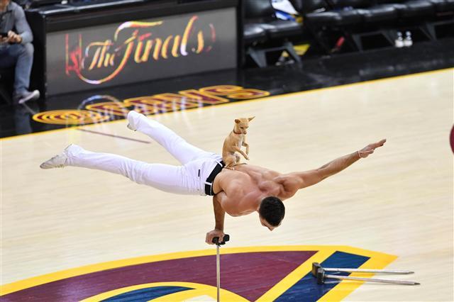 <YONHAP PHOTO-4304> CLEVELAND, OH - JUNE 07: A performer does his routine during halftime in Game 3 of the 2017 NBA Finals between the Cleveland Cavaliers and the Golden State Warriors at Quicken Loans Arena on June 7, 2017 in Cleveland, Ohio. NOTE TO USER: User expressly acknowledges and agrees that, by downloading and or using this photograph, User is consenting to the terms and conditions of the Getty Images License Agreement. Jason Miller/Getty Images/AFP == FOR NEWSPAPERS, INTERNET, TELCOS & TELEVISION USE ONLY ==/2017-06-08 19:59:20/ <저작권자 ⓒ 1980-2017 ㈜연합뉴스. 무단 전재 재배포 금지.>