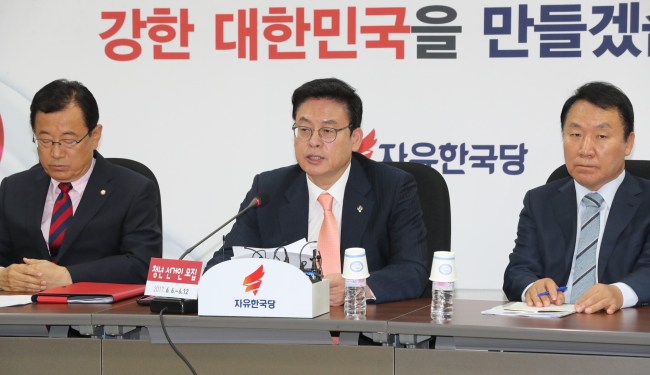 자유한국당 정우택 당대표 권한대행 겸 원내대표가 9일 오전 국회에서 열린 주요당직자회의에서 발언하고 있다.[사진=연합뉴스]
자유한국당 정우택 당대표 권한대행 겸 원내대표가 9일 오전 국회에서 열린 주요당직자회의에서 발언하고 있다.[사진=연합뉴스]