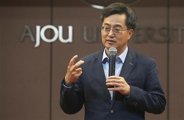 <YONHAP PHOTO-3409> 인사말하는 김동연 경제부총리 후보자 (수원=연합뉴스) 홍기원 기자 = 김동연 경제부총리 겸 기획재정부 장관 후보자가 8일 오후 경기도 수원시 영통구 아주대학교에서 열린 파란학기제 성과발표회에서 인사말을 하고 있다. 2017.6.8 xanadu@yna.co.kr/2017-06-08 16:06:29/ <저작권자 ⓒ 1980-2017 ㈜연합뉴스. 무단 전재 재배포 금지.>
