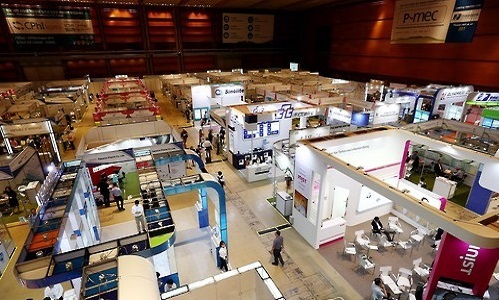 This file photo taken on Aug. 23, 2016, shows South Korea's leading pharma event, CPHI Korea 2016, under way at a convention center in Seoul. The event showcases products in the medical industry. (Yonhap)