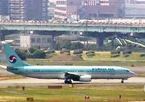This captured image from Japan's largest broadcaster NHK shows fire trucks and Korean Air Line's B737-900 jet at Fukuoka airport after smoke was detected in the cockpit five minutes before landing on June 9, 2017. (Yonhap)